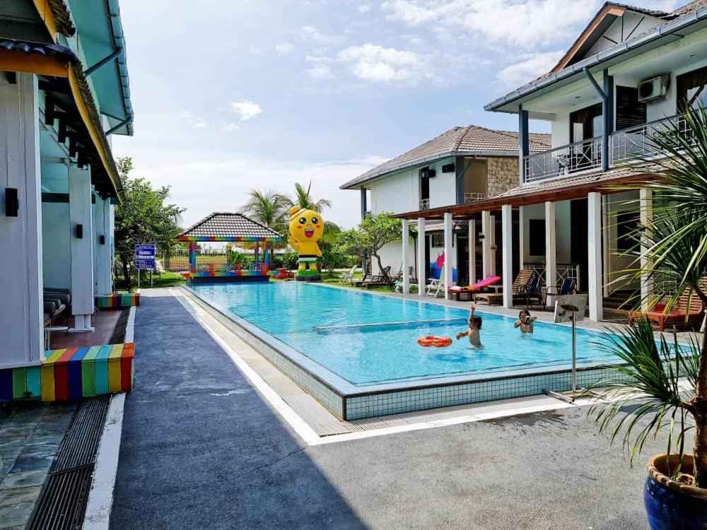Alia Residence Business Resort Padang Mat Sirat Exterior photo