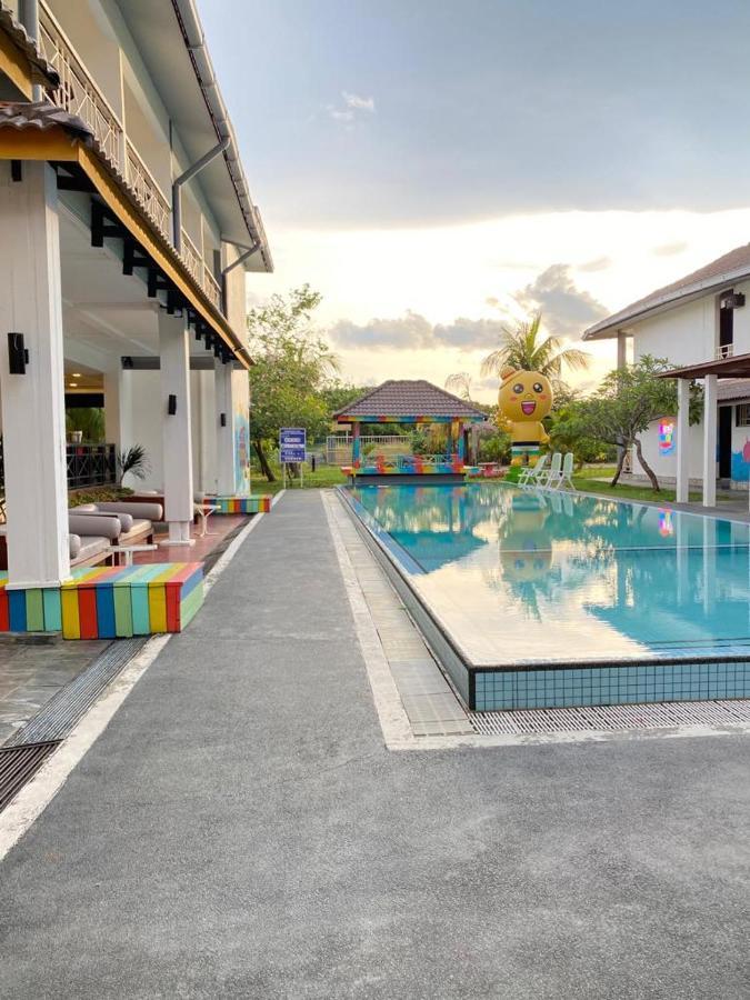 Alia Residence Business Resort Padang Mat Sirat Exterior photo