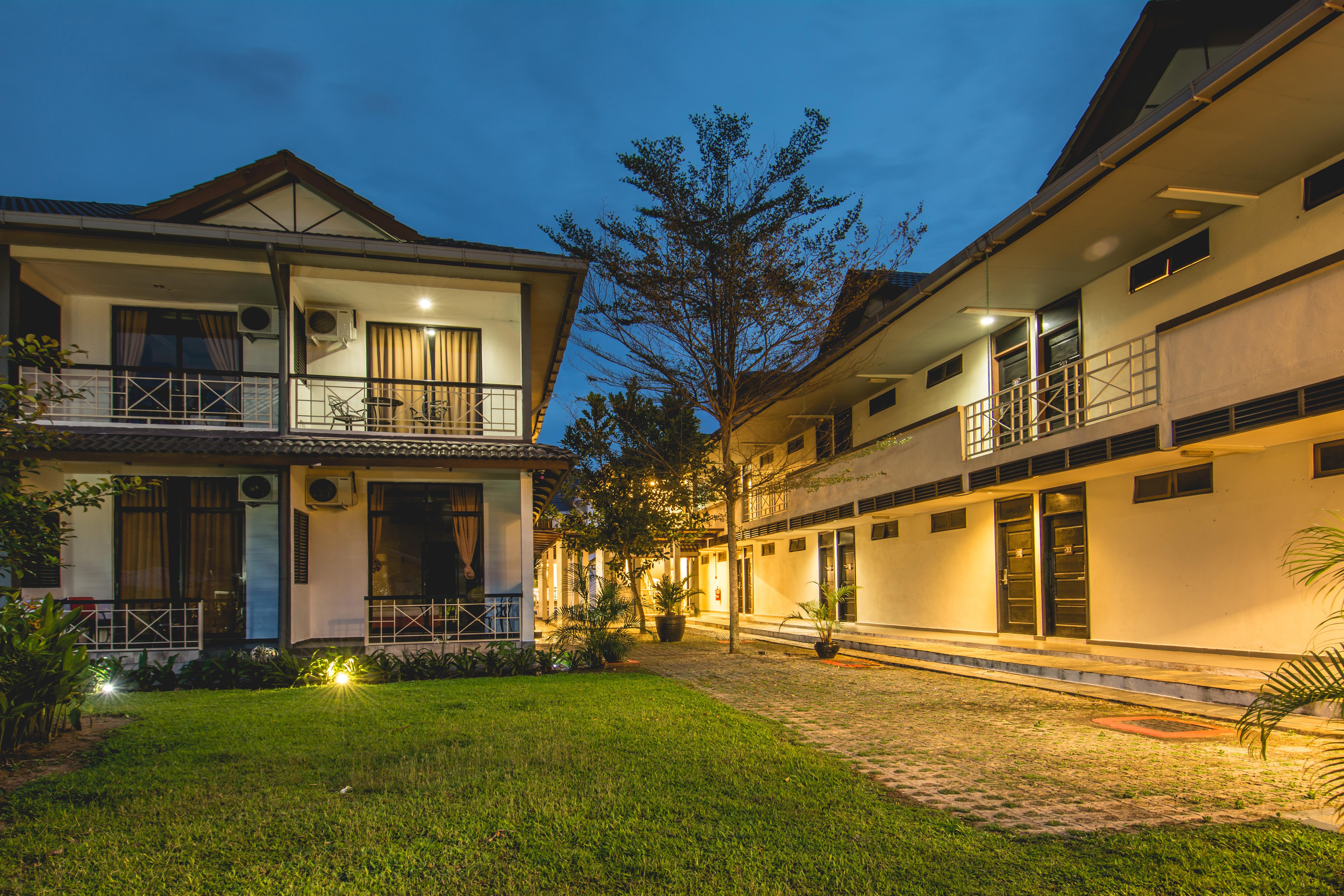 Alia Residence Business Resort Padang Mat Sirat Exterior photo