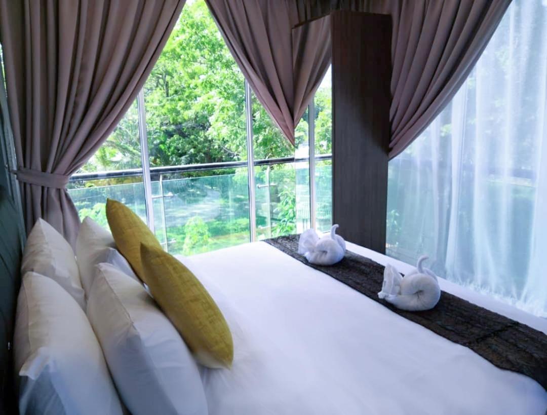 Alia Residence Business Resort Padang Mat Sirat Exterior photo