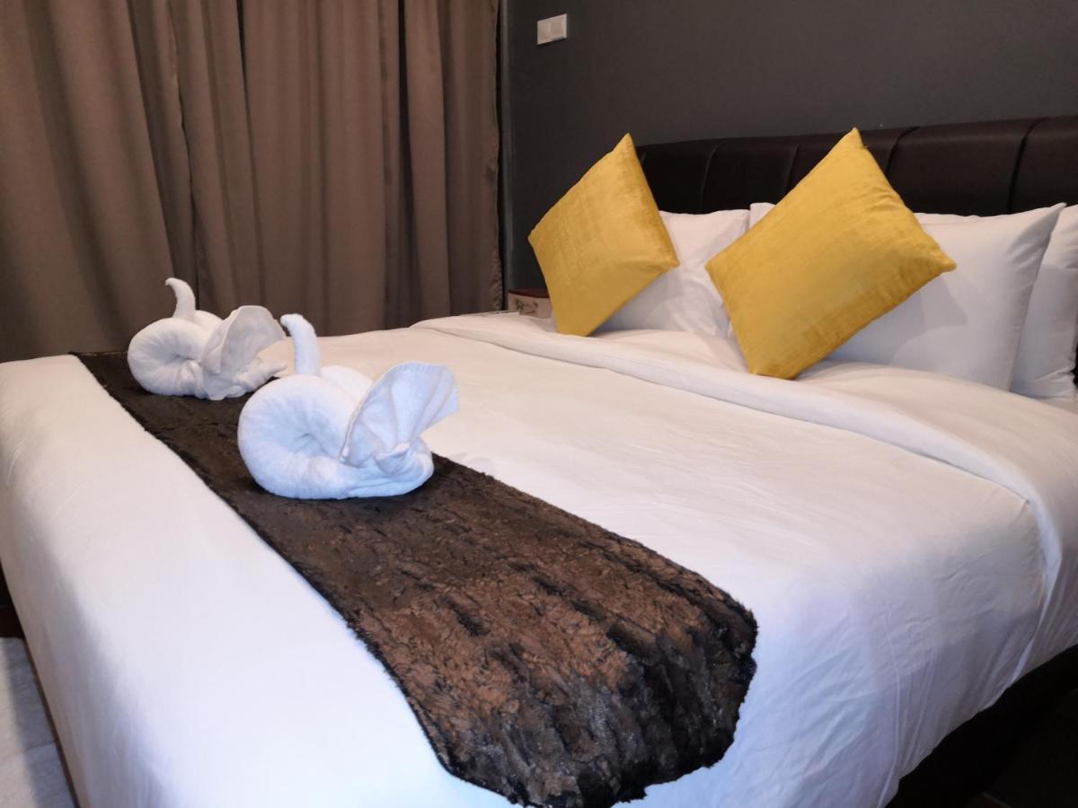 Alia Residence Business Resort Padang Mat Sirat Exterior photo
